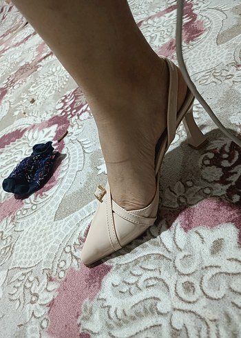 Beyaz Kemerli Stiletto Yılan Desenli Kadın Ayakkabı - Görsel 2