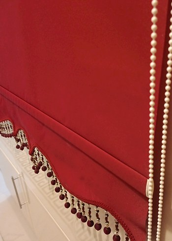 Koyu kırmızı boncuklu stor perde - Görsel 3