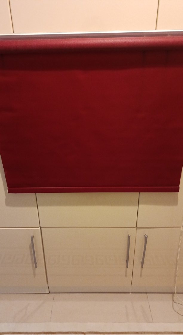 Koyu kırmızı boncuklu stor perde - Görsel 5