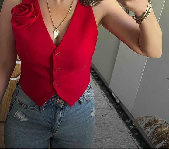 Kırmızı fitted gül detaylı yelek