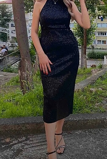 Siyah vücuda oturan astarlı payet midi elbise