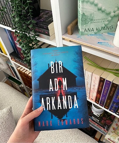 Bir adım arkanda