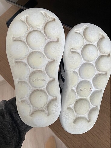 26 Beden Adidas rahat ayakkabı kız ve erkek kullanabilir