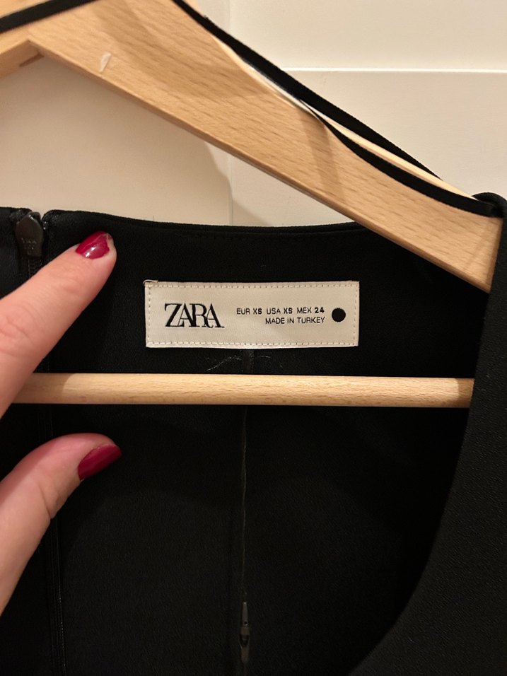 V Yaka Siyah Midi Elbise - Görsel 4