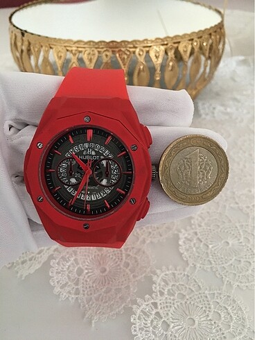  Beden kırmızı Renk Sıfır HUBLOT marka kol saat.