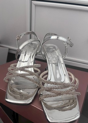 Gümüş taşlı topuklu ayakkabı - Görsel 3