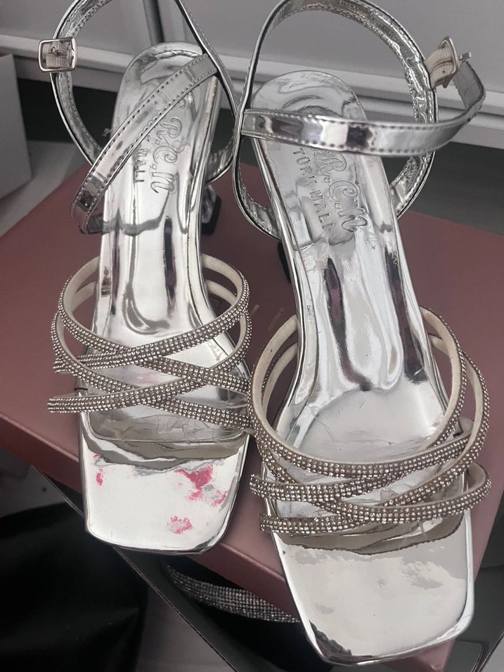 Gümüş taşlı topuklu ayakkabı - Görsel 2