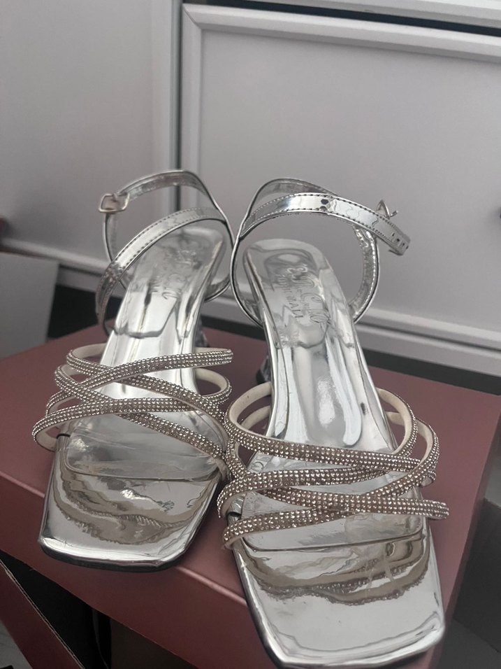 Gümüş taşlı topuklu ayakkabı - Görsel 3