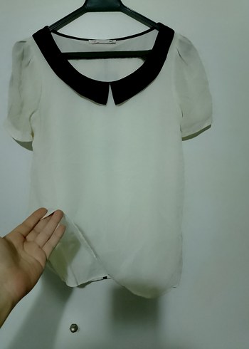 Siyah Yaka Fiyonklu Beyaz Kısa Kollu Bluz - Görsel 2