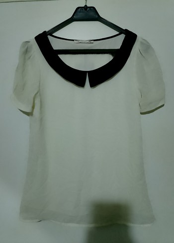 Siyah Yaka Fiyonklu Beyaz Kısa Kollu Bluz - Görsel 3