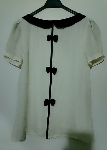 Siyah Yaka Fiyonklu Beyaz Kısa Kollu Bluz - Görsel 5