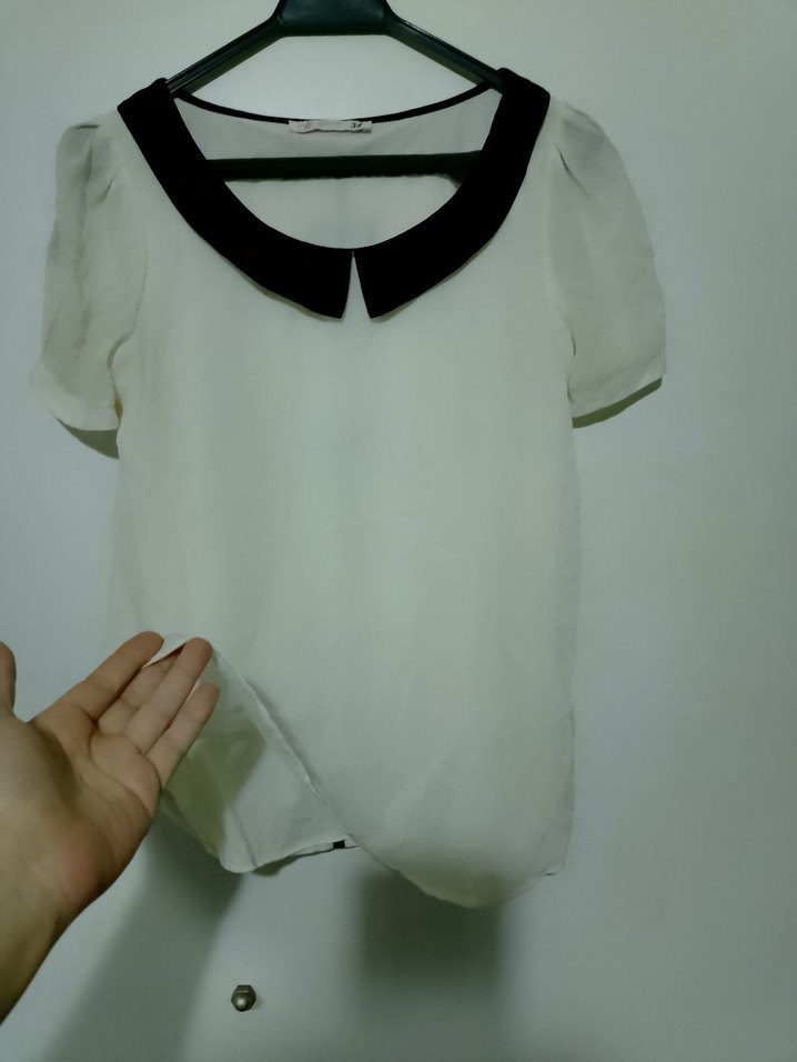 Siyah Yaka Fiyonklu Beyaz Kısa Kollu Bluz - Görsel 2