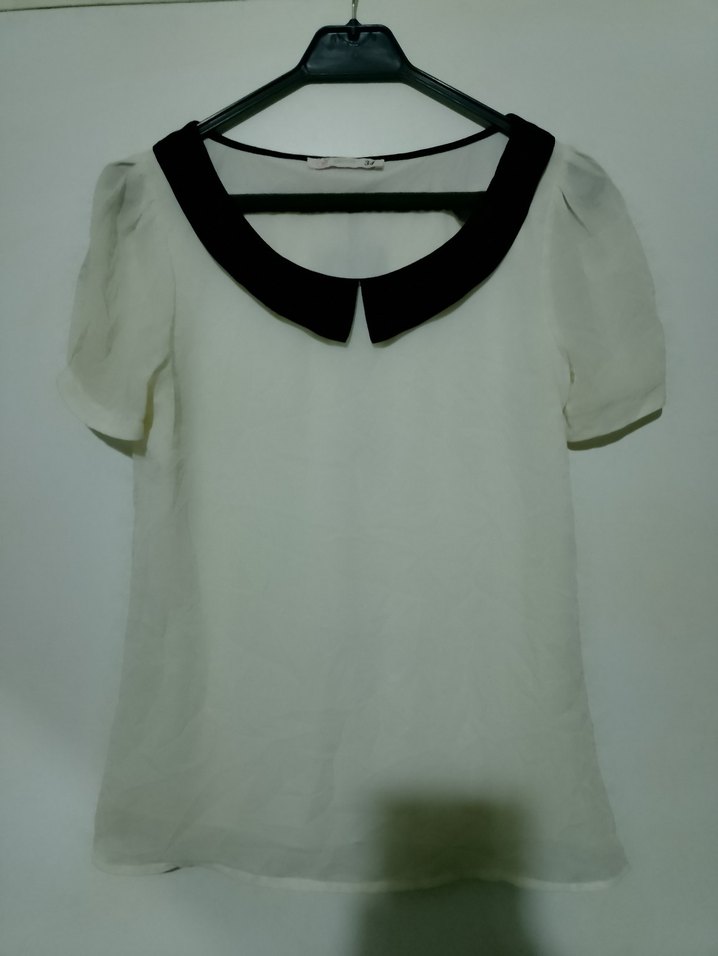 Siyah Yaka Fiyonklu Beyaz Kısa Kollu Bluz - Görsel 3