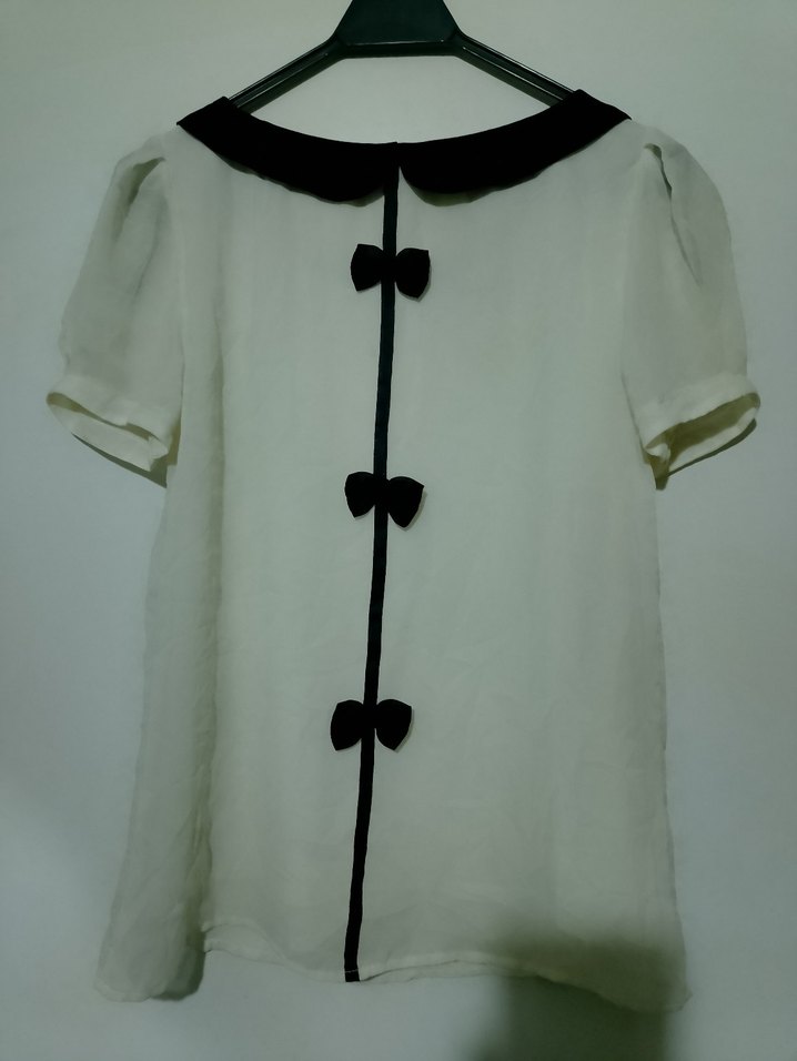 Siyah Yaka Fiyonklu Beyaz Kısa Kollu Bluz - Görsel 5