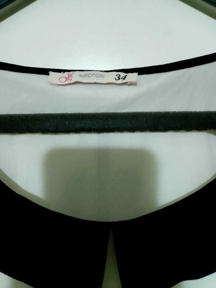 Siyah Yaka Fiyonklu Beyaz Kısa Kollu Bluz - Görsel 4