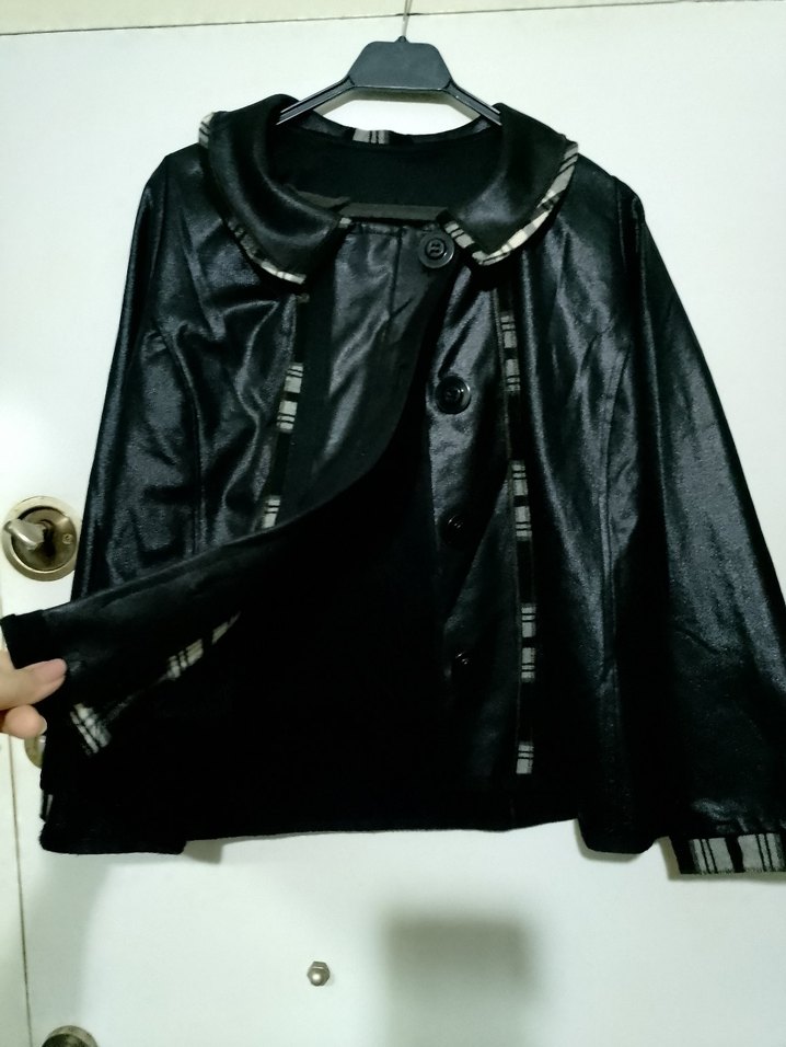 Siyah Parlak Deri Düğmeli Midi Ceketi - Görsel 3