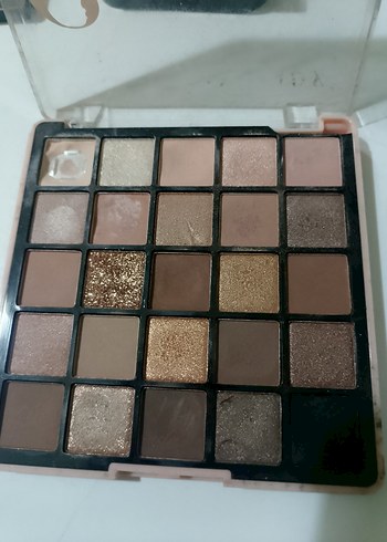 Bej Tonlarda Göz Farı Paleti ve lipgloss - Görsel 5