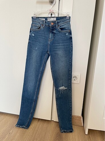 Bershka skinny rise yırtık mavi kot