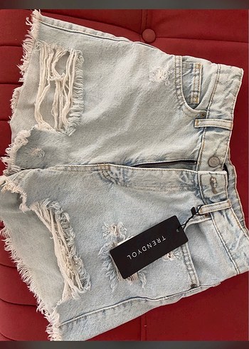 Gri Kadın Yırtık Mini Denim Şort