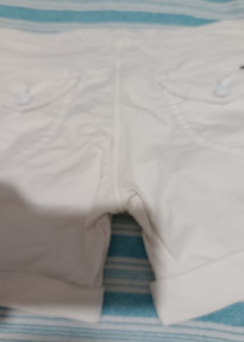 Düğmeli Beyaz Mini Şort - Görsel 3