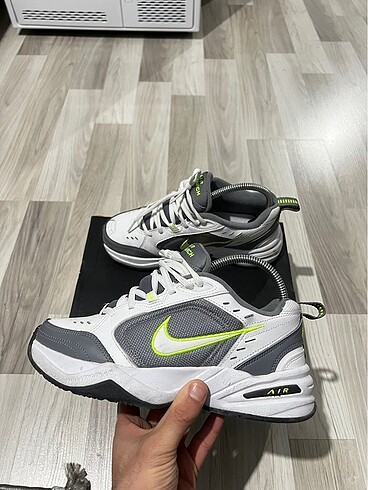 Nike monarch