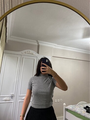 Gri boğazlı kısa kollu tişört