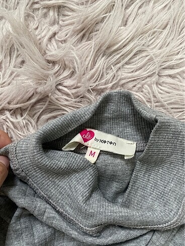 Gri boğazlı kısa kollu tişört - Görsel 3