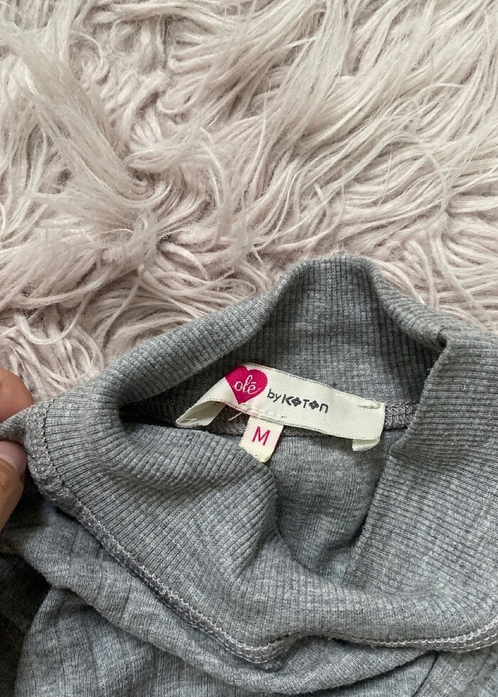 Gri boğazlı kısa kollu tişört - Görsel 3