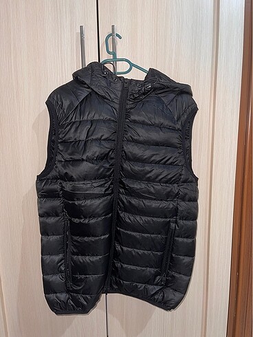 Bershka sıfır ayarında kapüşonlu yelek
