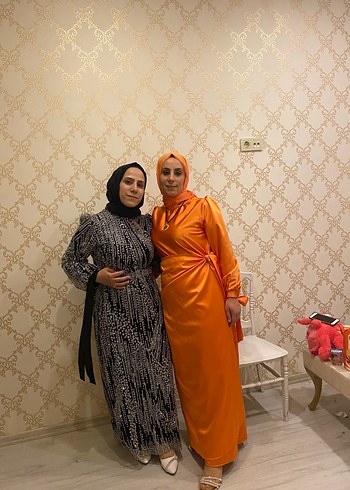 44 Beden Turuncu Drapeli Uzun Kol Bağlama Desenli Elbise
