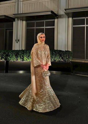 Parlak Altın Renkli Uzun Kollu Drapeli Kadın Abiye - Görsel 3