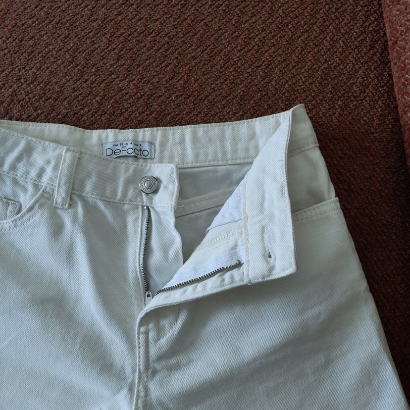 Beyaz Kadın Mini Denim Şort - Görsel 2