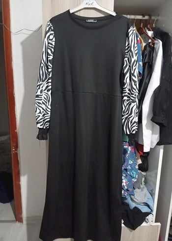 Hakke marka Siyah Zebra Desenli kuşaklı Uzun bilekte Elbise