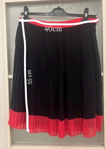 Kırmızı Detaylı Siyah Piliseli Midi Etek - Görsel 3