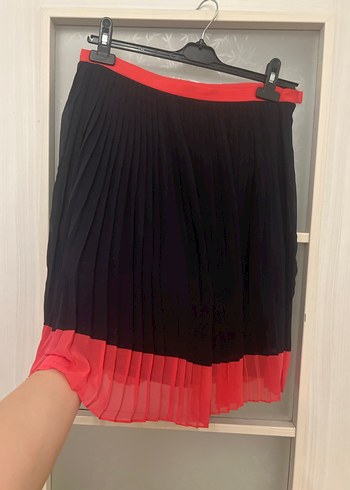 Kırmızı Detaylı Siyah Piliseli Midi Etek - Görsel 2