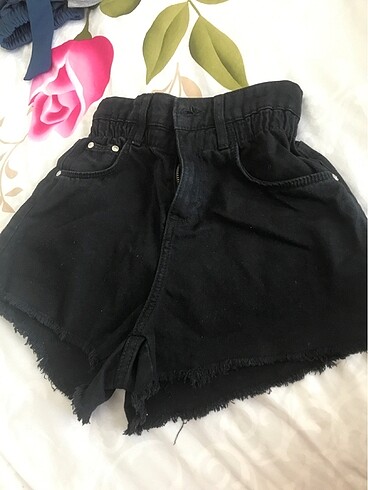 34 Beden siyah Renk Bershka şort