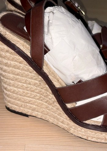 Kahverengi Deri Tokalı Dolgu Topuklu Kadın Ayakkabı - Görsel 2