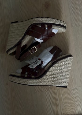 Kahverengi Deri Tokalı Dolgu Topuklu Kadın Ayakkabı - Görsel 4