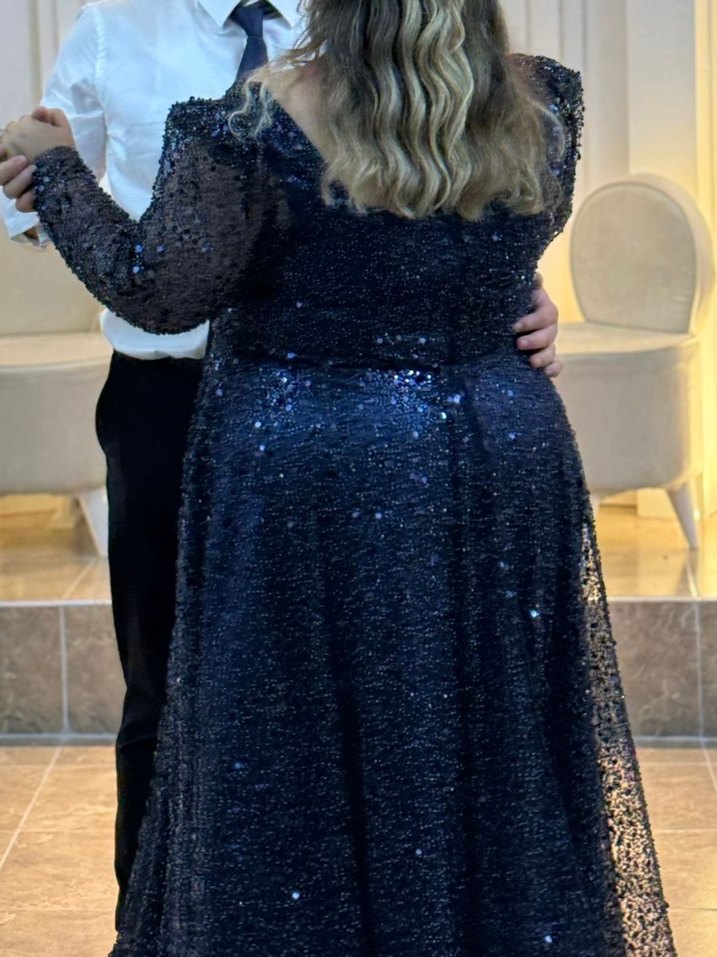 boncuk işlem detaylı  Uzun Kollu Lacivert Abiye Elbise - Görsel 3