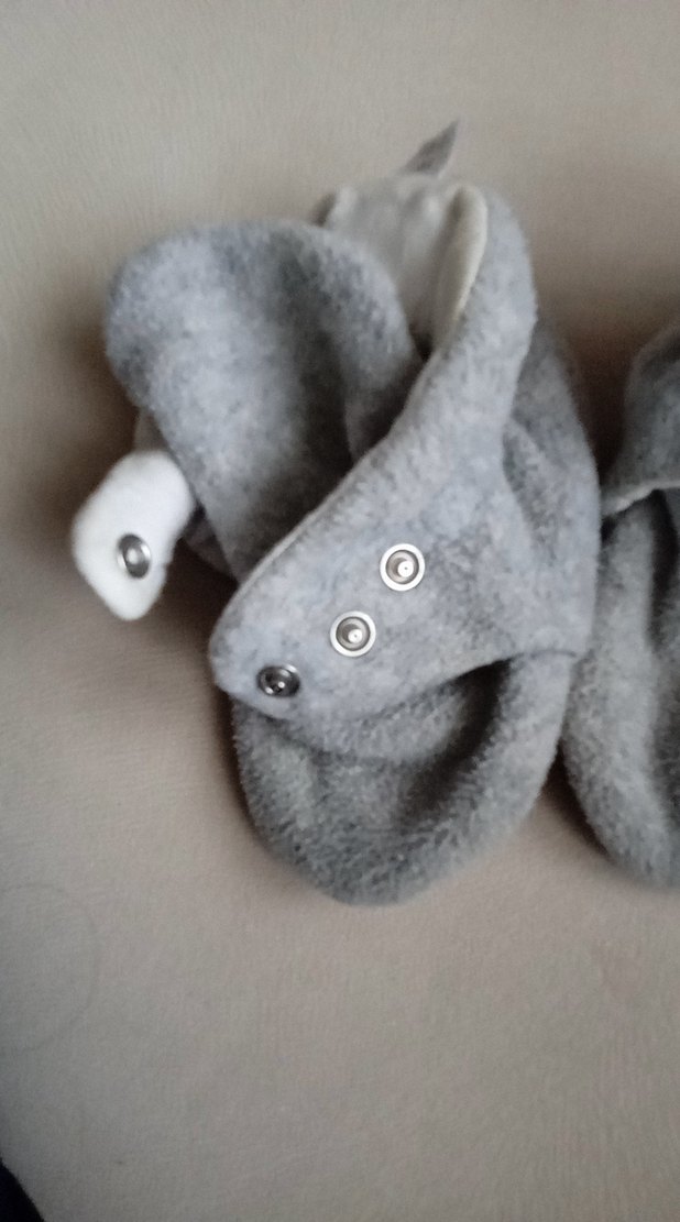 Düğmeli Gri Erkek Çocuk Ev Terliği 18-24 ay birkaç ay kullanıldı - Görsel 2