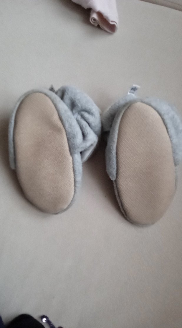 Düğmeli Gri Erkek Çocuk Ev Terliği 18-24 ay birkaç ay kullanıldı - Görsel 3