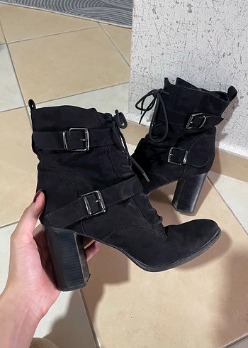 Siyah Süet Tokalı Blok Topuklu Gotik Kadın Bot