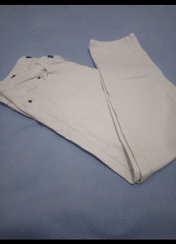 Beyaz likralı kot pantolon