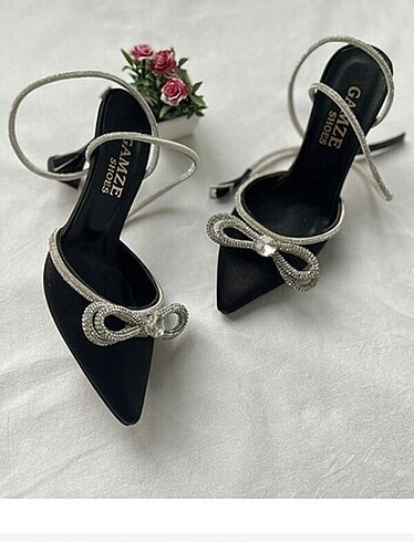 Siyah saten topuklu ayakkabı