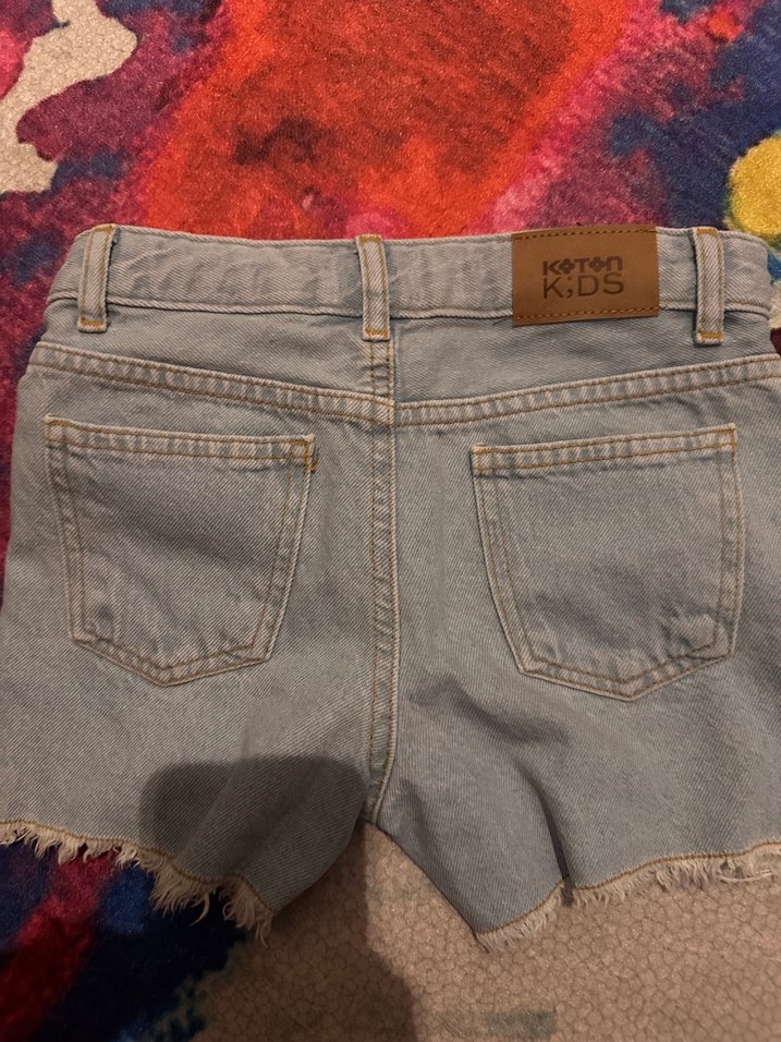 Gri Yırtık Paçalı Düğmeli Mini Denim Şort - Görsel 4