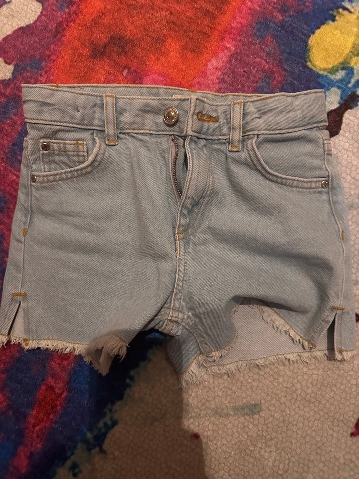 Gri Yırtık Paçalı Düğmeli Mini Denim Şort - Görsel 2