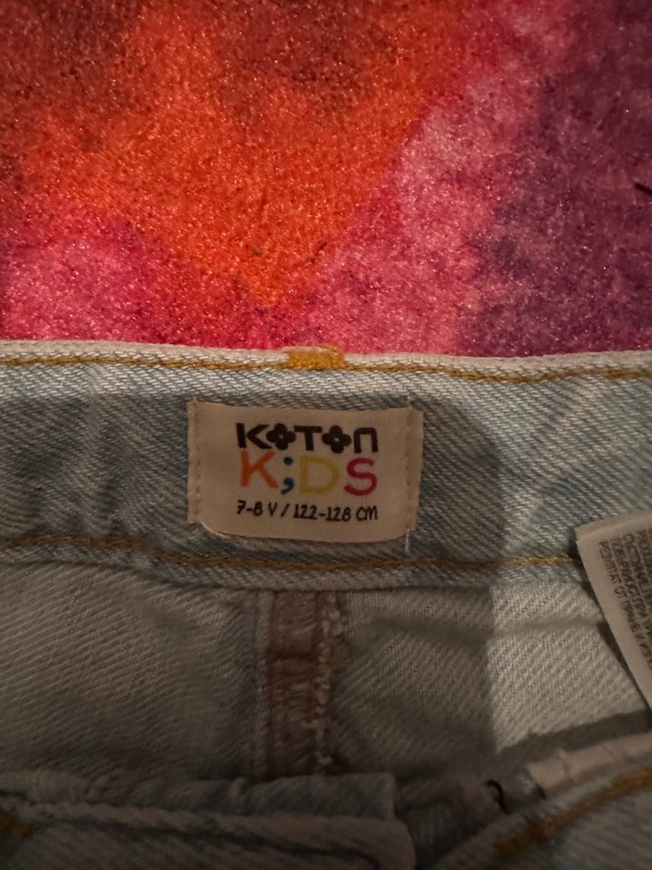 Gri Yırtık Paçalı Düğmeli Mini Denim Şort - Görsel 3