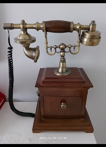 Antika görünümlü telefon