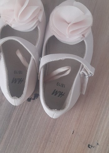 Kız Çocuk Beyaz Fırfırlı Babet