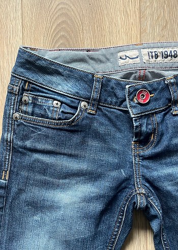 Düşük bel cepleri düğmeli jean - Görsel 5